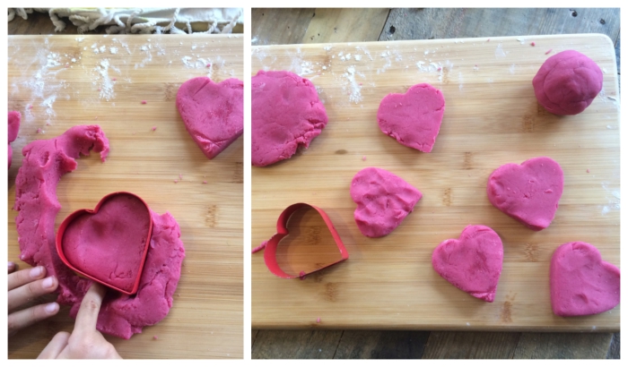 bricolage de saint-valentin avec de la pâte à modeler faite maison, colorée en rose, découper des coeurs dans de la pâte à modeler 