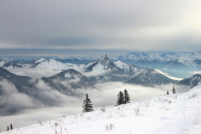 idée paysage paradisiaque pour fond d'écran ordinateur, photo d'hiver des montagnes enneigées avec brouillard