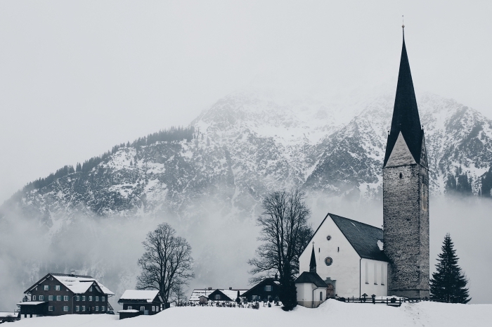 photo blanc et noir gratuite à télécharger pour fond d'écran pc, paysage de neige dans un petit village enneigé