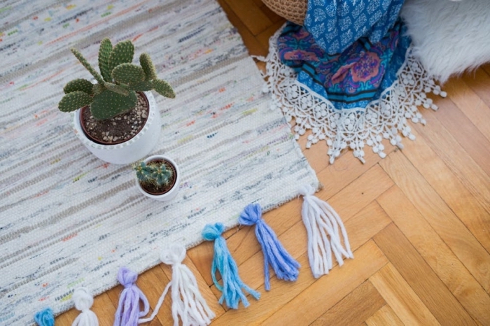 modèle de tapis customisé avec tassels en laine de couleurs, idée déco chambre ado avec objets ethniques