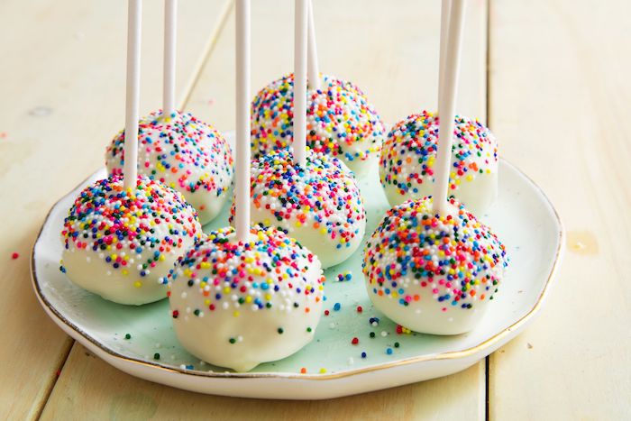 petit gateau anniversaire enfant healthy avec topping de chocolat blanc et billes colorées, cake pop recette