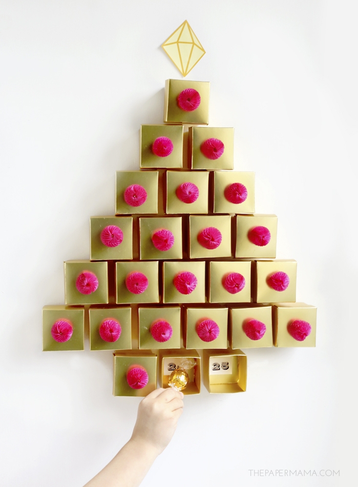 calendrier de l avent à faire soi même avec des boîtes dorées décorées de pompons rose avec de petits bonbons à l intérieur