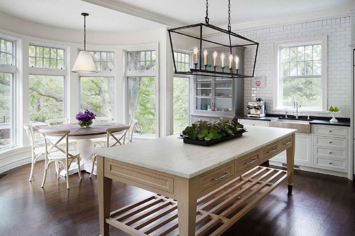 modèle de cuisine blanche avec meubles en bois, photo cuisine avec îlot en bois et marbre, crédence cuisine carrelage blanc