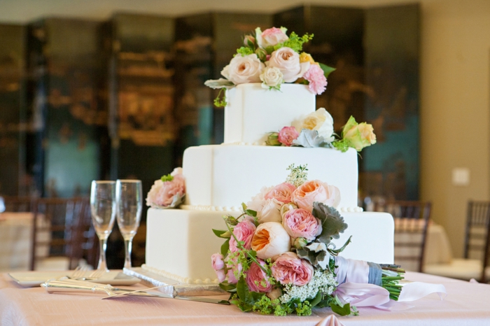 Gateau d anniversaire garçon, le plus beau gâteau du monde photo inspiration, blanche gateau géante décoré de fleurs fraiches