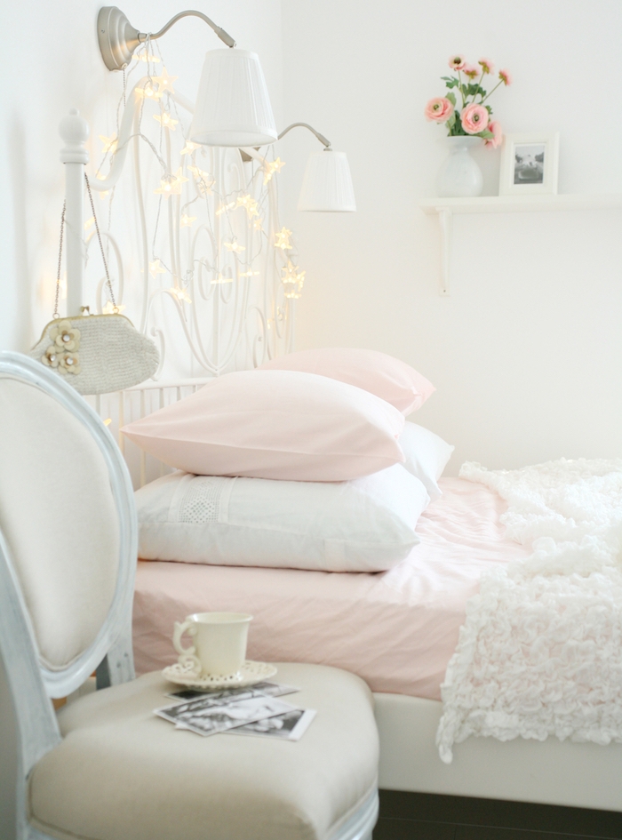 deco shabby chic chambre à coucher avec tete de lit lumineuse, linge maison rose et blanc, chaise vintage recup, étagère bois blanchie