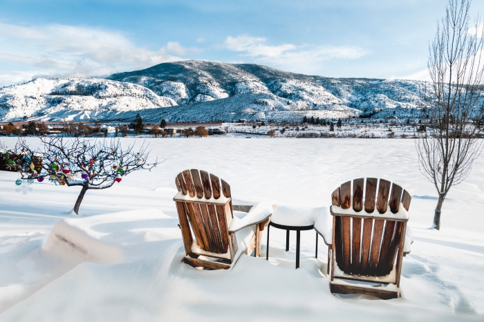 paysage de neige à télécharger pour fond d'écran pc, photo de la nature en hiver avec deux chaises de bois et vue vers les montagnes