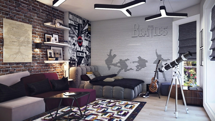 sofa pourpre et gris, tapis motif géométrique, télescope, rideaux bateaux, mur en briques, étagères blanches, poster mural