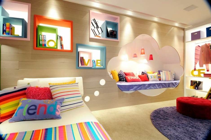chambre pour fille, lit rayé, coussins rayés couleurs joyeuses, étagères murales créatives, niche de lit, tapis bleu rond 
