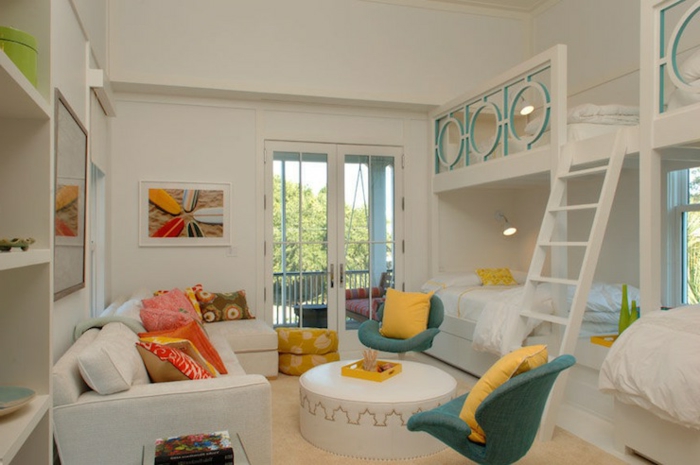 chambre enfant blanche, table basse, fauteuils bleus, sofas blancs, lit mezzanine avec échelle