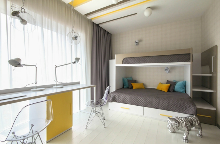 jolie petite chambre en gris et jaune, bureau design industriel, lit en gris et blanc, plafond design
