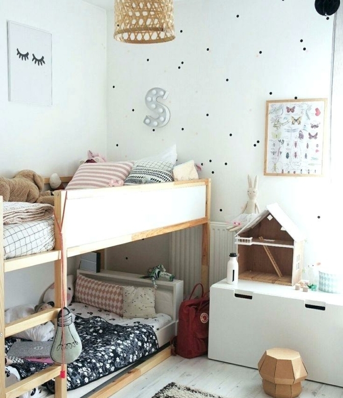 lits superposés, plafonnier tressé, mur blanc pointillé, cadre peinture, décoration scandinave