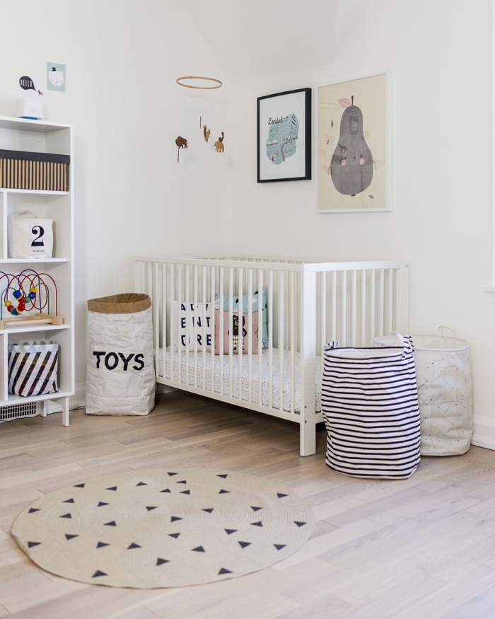 petite chambre d'enfant, paniers à jouets, étagère blanche, paniers à jouets, chambre enfant design scandinave