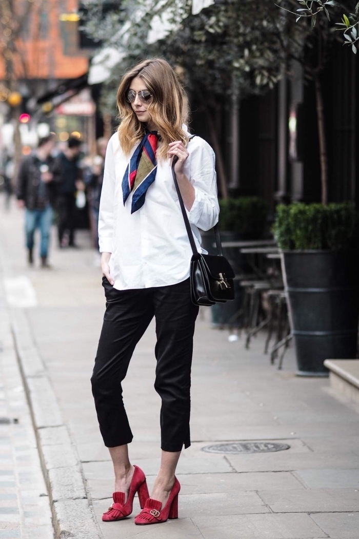 idée comment s'habiller au boulot, style vestimentaire femme au travail en pantalon noir et chemise blanche avec foulard carré