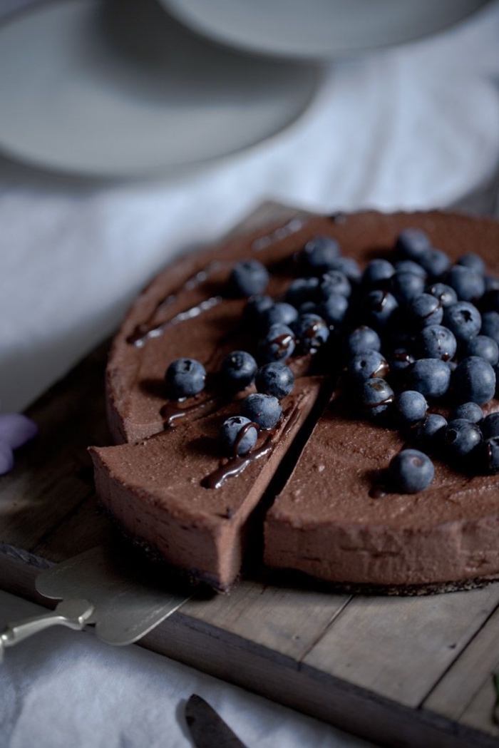 comment faire un gateau chocolat vegan facile et rapide, recette de cheesecake sans cuisson au chocolat et myrtilles 