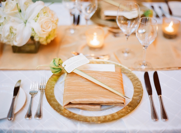 pliage pochette de serviette pour une table mariage originale, chemin de table tissu beige, centre de table fleurs blanches
