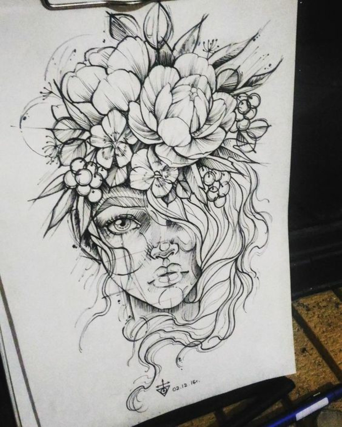 Tatouage épaule femme, dessin de tatouage, tatouage à signification pouvoir et pensée, portrait de fille avec cheveux longs et une couronne de fleurs géante, tatouage femme