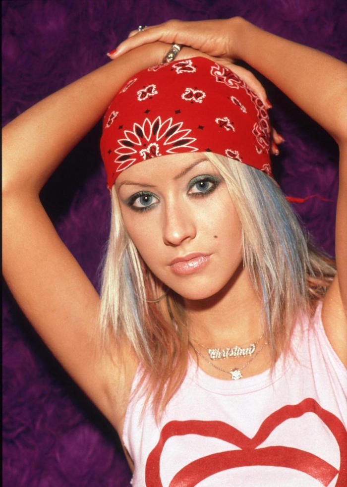 christina aguilera avec bandana rouge sur la tete dans style années 90 vintage