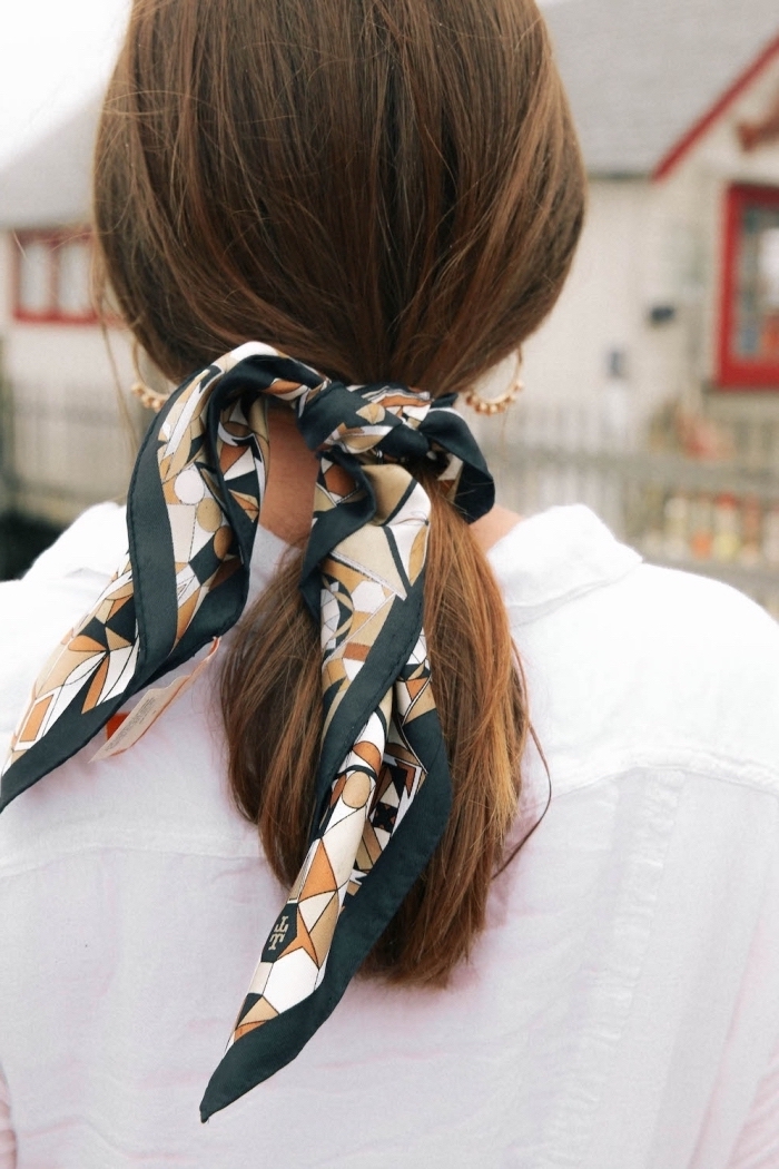 modèle de foulard en soie aux couleurs naturelles, idée coiffure foulard aux cheveux attachés en queue de cheval
