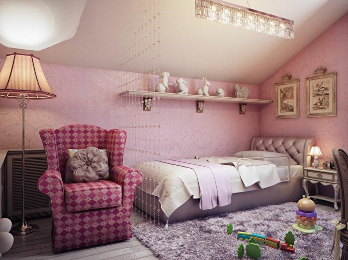 fauteuil lilas géométrique, lampe abat-jour, tapis taupe moelleux, murs roses, long plafonnier en cristal, tête de lit rose, tapis rose cendré