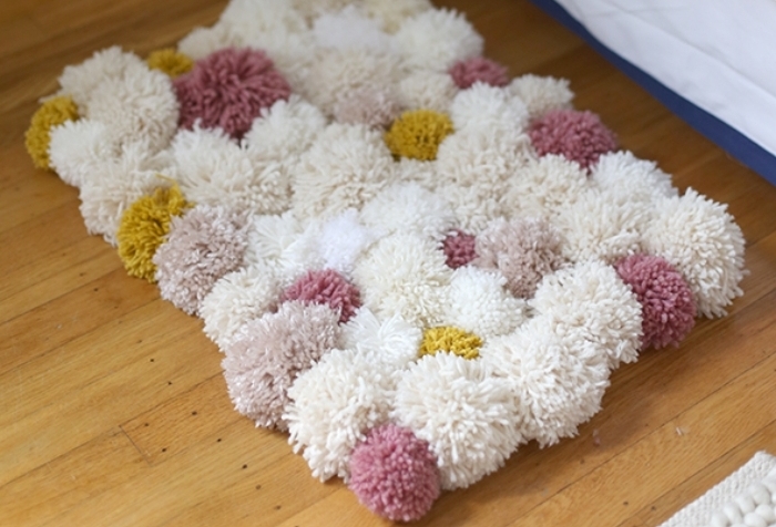 tapis pompon fait main avec laine et filet anti-dérapant, modèle de tapis facile à réaliser soi-même avec pompons