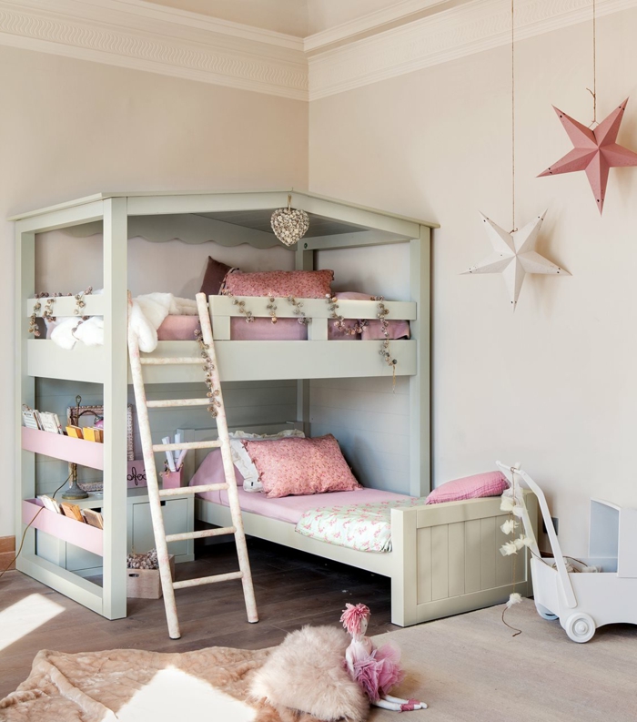 décoration de chambre d'enfant, lit mezzanine bleu pastel, échelle blanche, étoiles pendantes