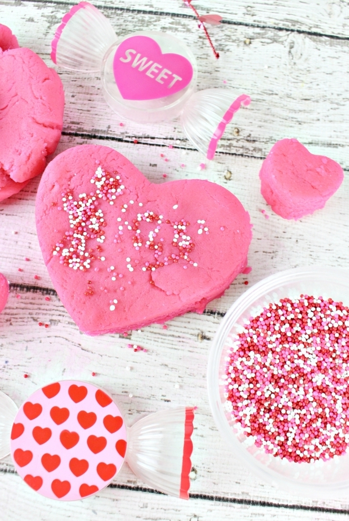 atelier créatif spécial saint-valentin, recette pâte à modeler teintée rose et parfumée à l'arôme alimentaire de chewing gum