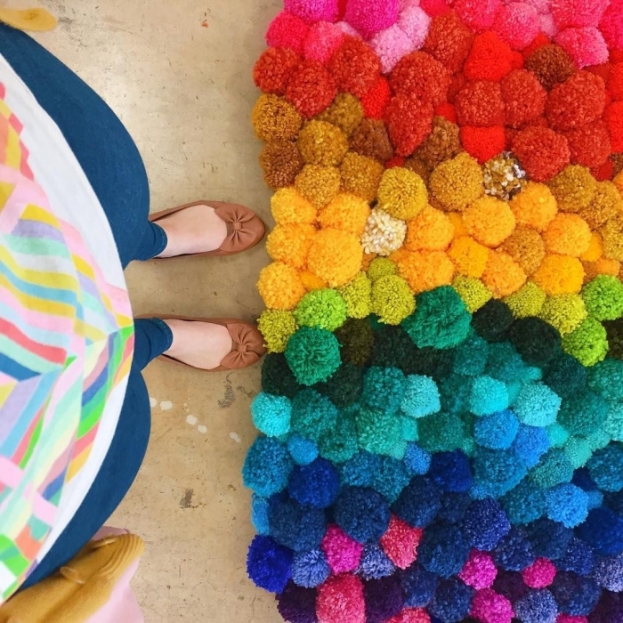 modèle de joli tapis pompon fait main, que faire avec des pompons en laine, idée tapis diy facile à faire avec pompons colorés