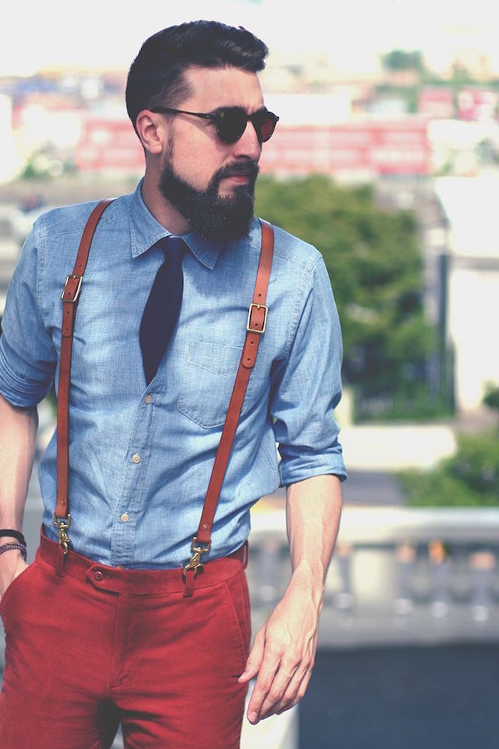 comment porter cravate bleu marine sur chemise oxford et pantalon chino rouge avec bretelles style hipster