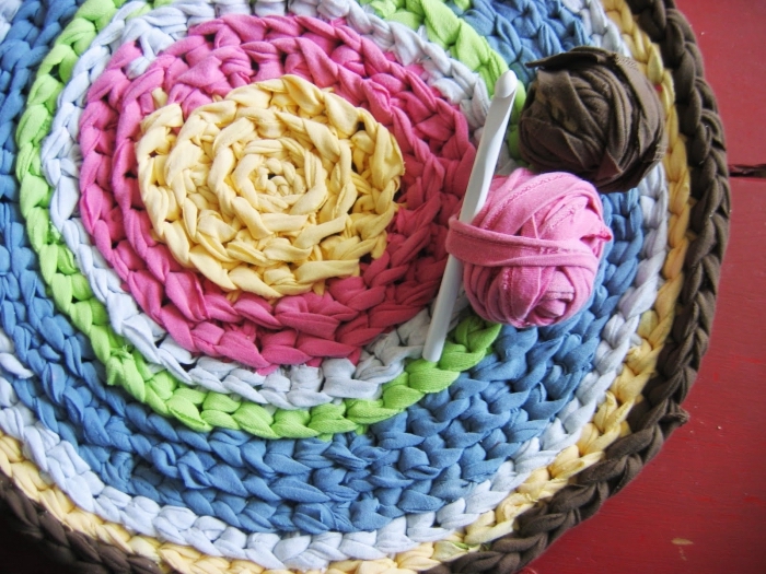 exemple de tapis crochet en couleurs, idée objet de décoration chambre ado facile à faire soi-même; tapis rond diy