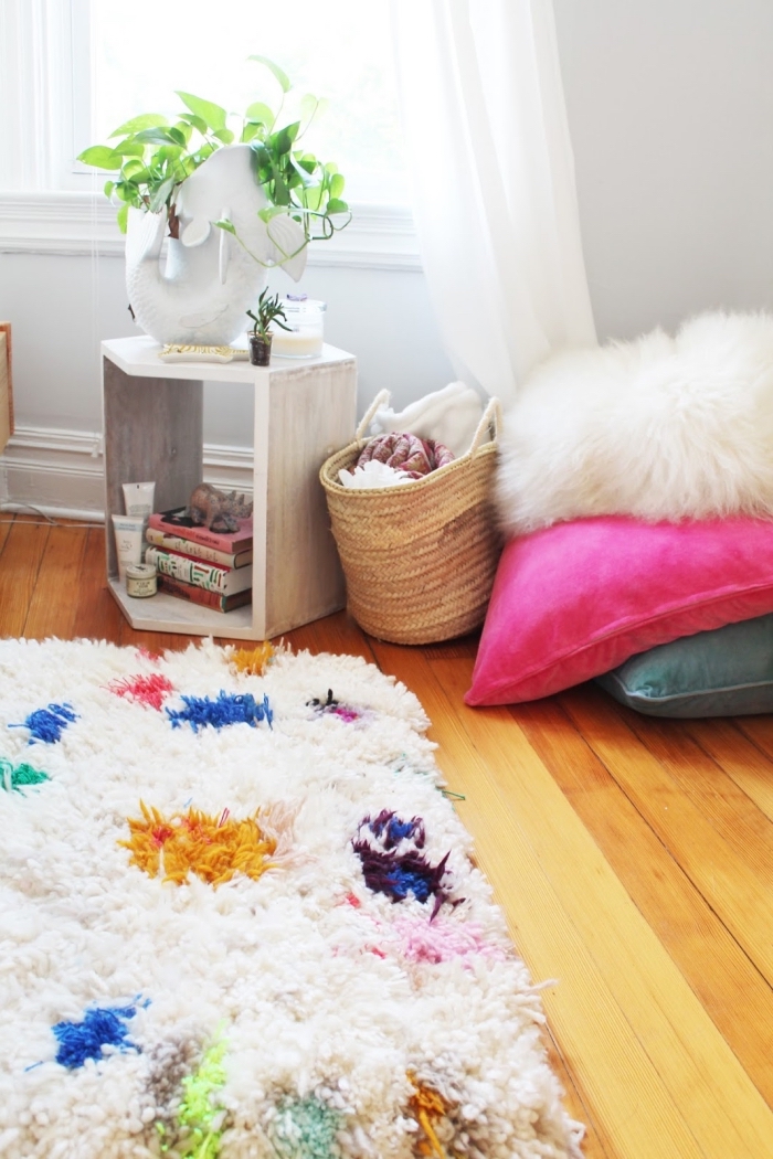 déco cocooning pour une chambre ado, idée design intérieur chambre enfant cocooning avec tapis en pompon