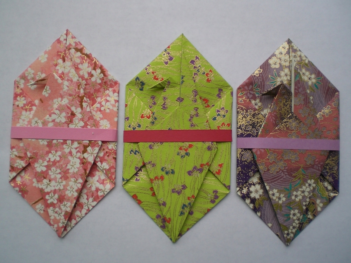 fabriquer une enveloppe géométrique originale en papier cartonné et texturé à motif japonais fermée avec un joli ruban