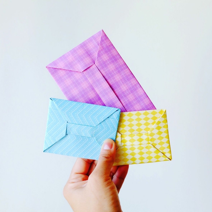 comment faire une enveloppe en papier facile en format carré ou rectangulaire en suivant la technique de pliage origami traditionnel