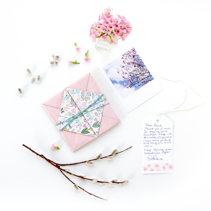 fabriquer enveloppe carrée en version mini, jolie enveloppe à tirer en papier rose et fleuri avec ficelle 