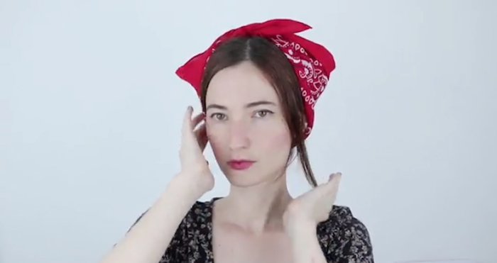 comment mettre bandana rouge pour envelopper ses cheveux comme un foulard sur l'arriere avec noeud sur le dessus