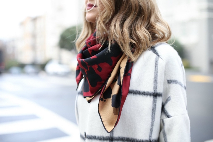 exemple noeud echarpe facile, modèle de foulard soie en rouge et camel aux motifs léopard en noir, accessoire mode tendances femme