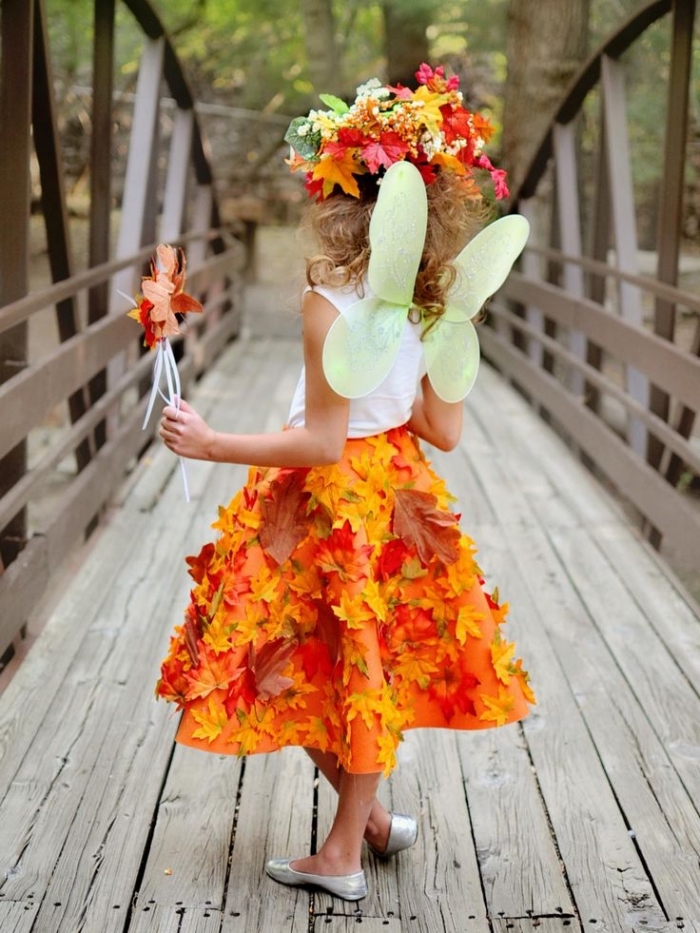 modèle de costume enfant pour Halloween, idée de déguisement facile pour fille, costume de fée avec feuilles séchées