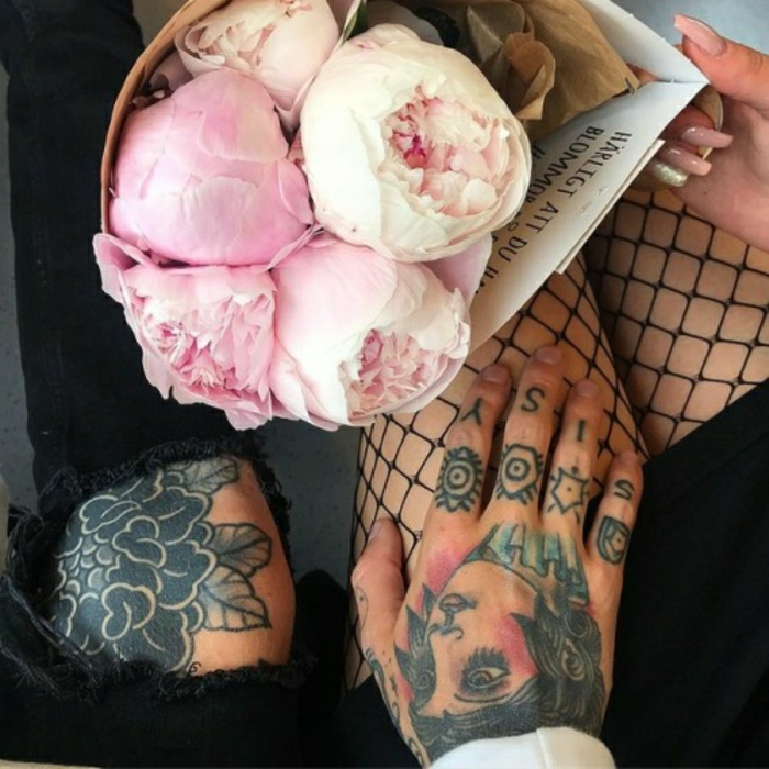 Cool tatouage commun couple, tatouage minimaliste idée comment se tatouer, pivoines bouquet, femme jambe tatoue et homme tatouage visage sur la main