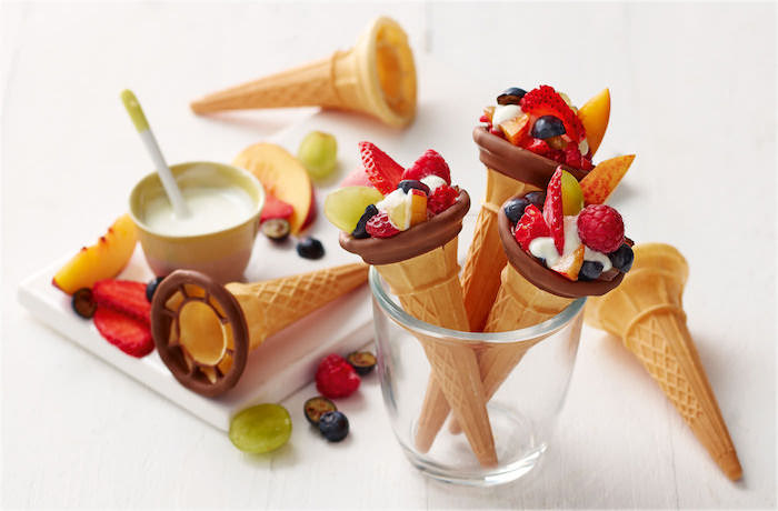 idee repas enfant original en cornet de glace au chocolat et fruits frais avec du yaourt, idée gouter originale