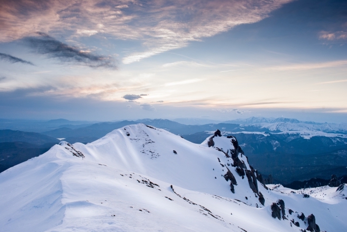photo incroyable gratuite pour fond d'écran ordinateur, photo hiver avec coucher du soleil au-dessus des montagnes