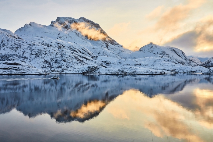 idée pour un fond d écran hiver magnifique, incroyable paysage du coucher du soleil au-dessus d'un lac et des montagnes