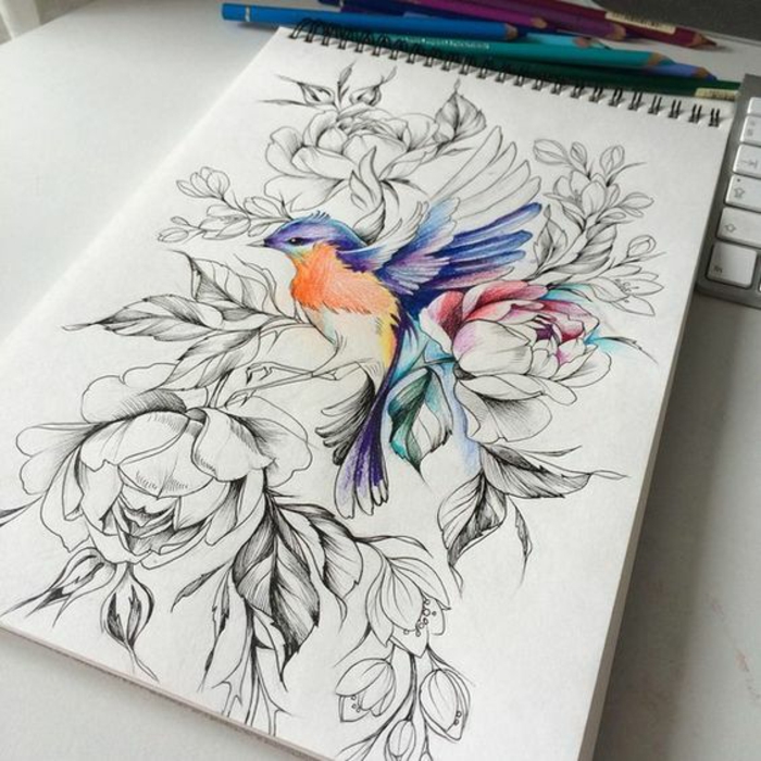 Dessin tatouage oiseau coloré dans un cadre de fleurs, idée tattoo femme, dessin sur la peau, projet a realiser
