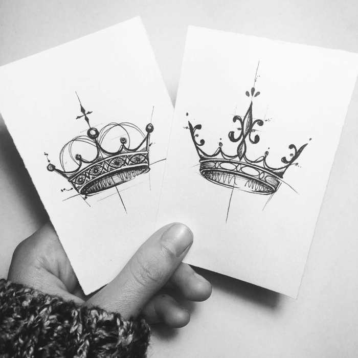 Idée tatouage homme et femme, signification dessin couronne, choisir son tatouage de couple royale, couronne pour elle et pour lui, roi et reine signification tatouages 