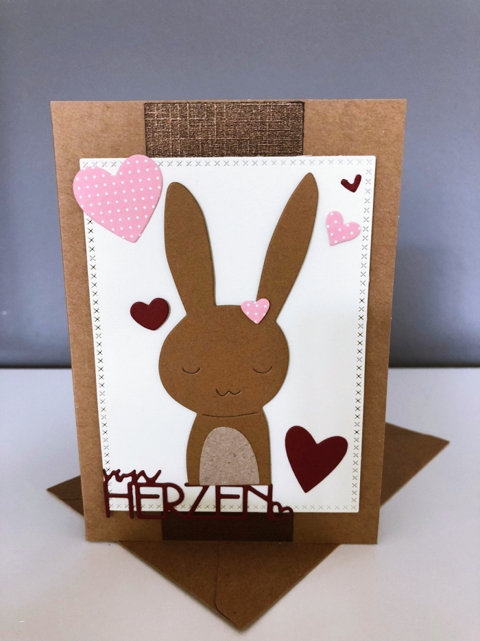carte en papier cartonné couleur marron avec joli dessin de petit lapins et petits coeurs en papier coloré rose