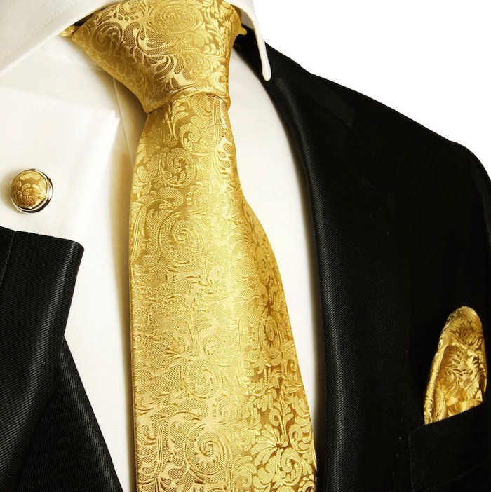 modele cravate en soie dorée et brodee noeud windsor assortie avec bouton de manchette et pochette avec smoking noir