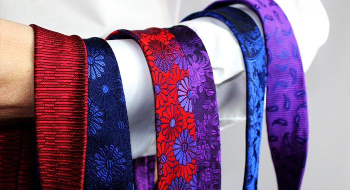 collection de cravates en soie avec broderie couleurs violet rouge à motifs