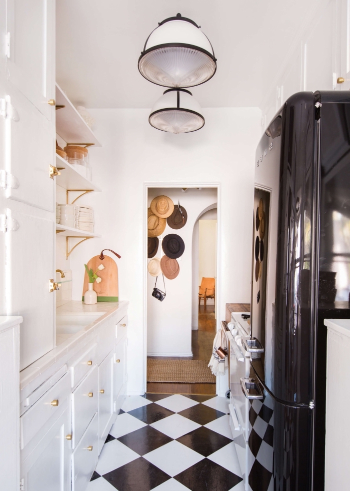 agencement petit cuisine face à face, déco de cuisine en parallèle avec carrelage blanc et noir, meuble rangement étagère murale