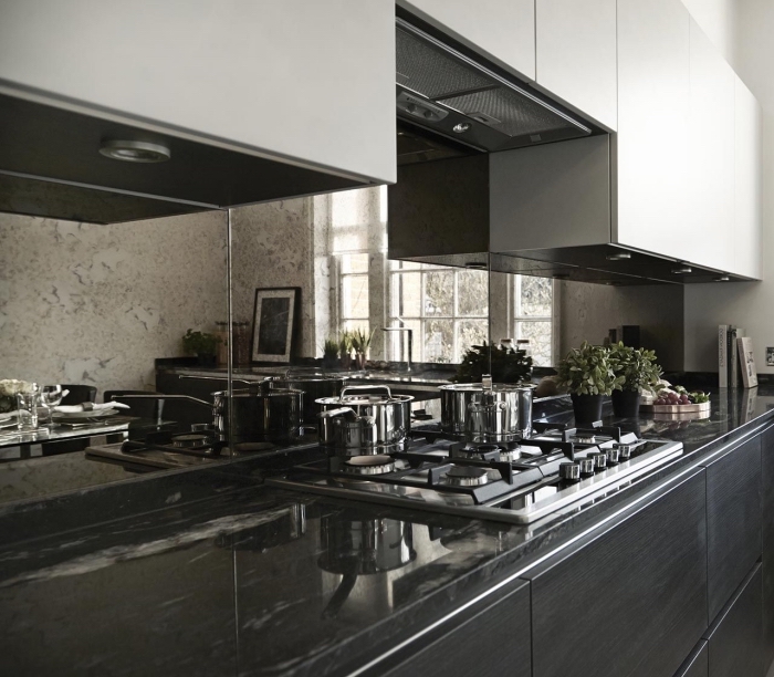 credence miroir dans une cuisine aménagée en longueur, choix comptoir élégant dans une cuisine en blanc et noir