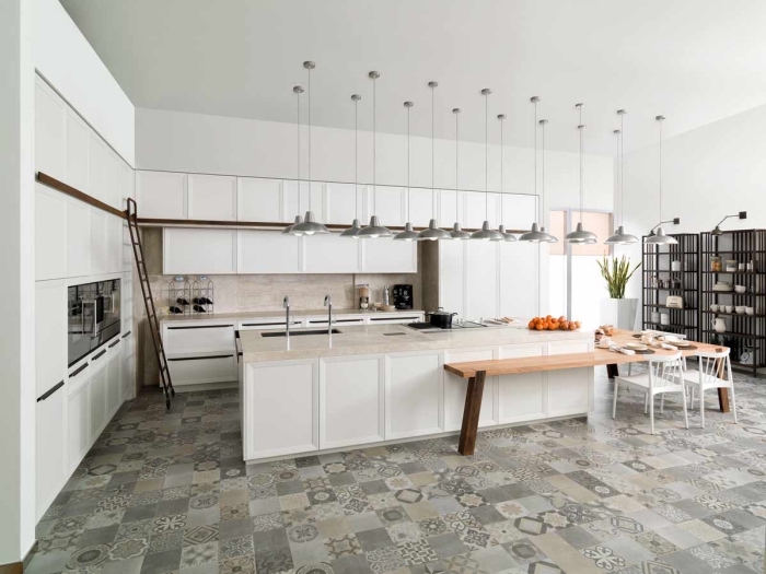 revêtement de sol cuisine en carreaux de ciment, modèle agencement cuisine moderne avec îlot central et lampes suspendues