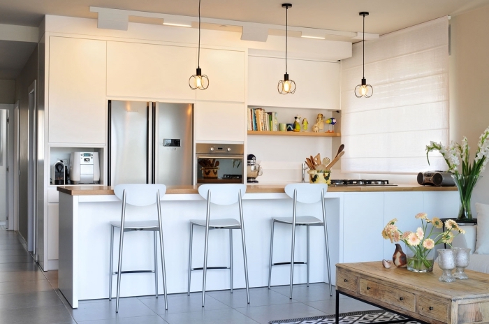 déco petite cuisine ouverte vers le salon en style moderne, exemple cuisine avec îlot en blanc et noir, revêtement mural en carrelage blanc