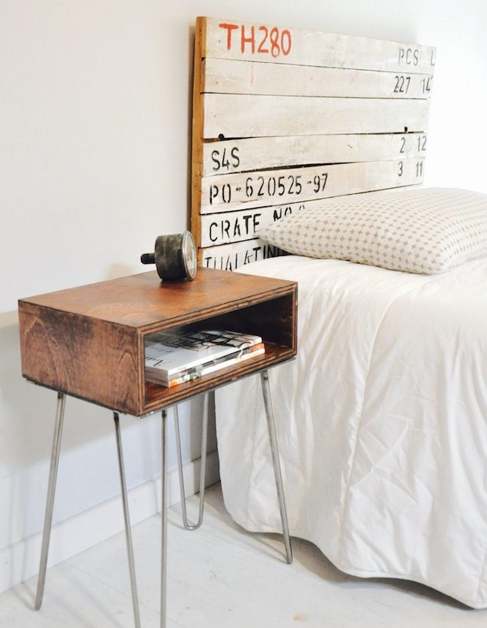 tete de lit en palette bois blanchi avec inscriptions vintage, table palette sur pieds en épingle à cheveux